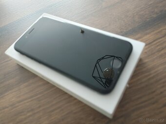 iPhone SE 3 gen. 64 GB 10/2022, 82% baterie-PEKNY,neposkozen - 2
