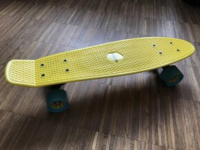 Nový pennyboard Moove, neonově žlutý s modrými kolečky - 2