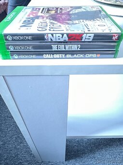 Xbox oné s - 2 ovladače + 4 hry - 2