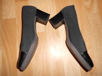 Tmavé lodičky. - 2