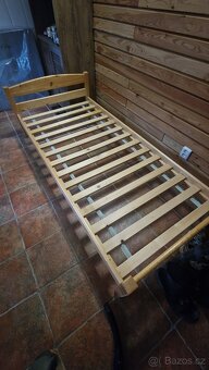 Dřevěná postel s matrací - 2