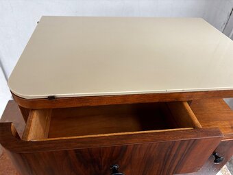 Zrenovovaný noční stolek - 2