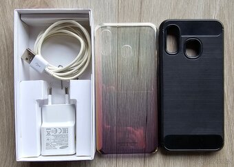 Samsung A40 4GB RAM, 64GB Uložiště, android 11 - 2