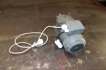 Elektromotor s převodovkou 53 ot./min - 2