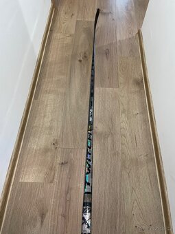 Hokejka Bauer TWITCH - 77 flex, P92 levá, černá custom - 2