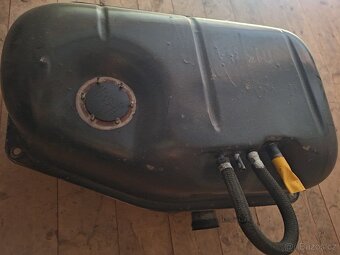 Fiat 124,nádrž na fiat 124,spider - 2