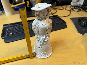 Dekorativní figurka v bílém provedení - hezký stav, nezničen - 2