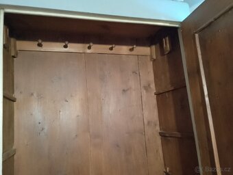 Stará skříň vhodná k renovaci - 2