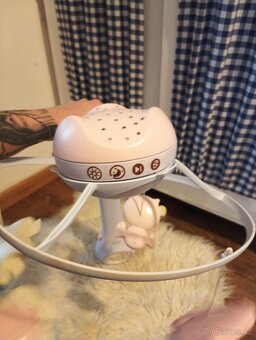 Kolotoč nad postýlku - 2