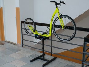 Montážní a servisní stojan na koloběžky - 2