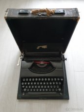 Starožitný cestovní psací stroj Olympia - 2