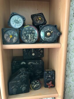 Letecke, vrtulnikove, a tankove pristroje, manualy - 2