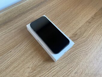 iPhone 15 v záruce, baterie 100% - 2