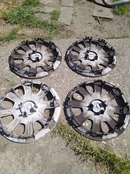 Kryty kol 14 Renault,original - 2