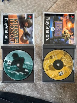 2x PS 3 2x Ovladač a Mirco + 2 x Hry PS1 - 2