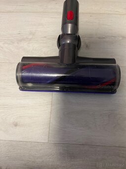 Tyčový a ruční vysavač Dyson V10 - 2