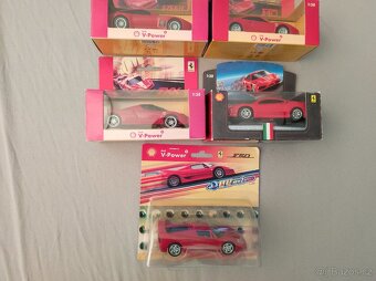modely Ferrari 1:38 z kolekce Shell - 2