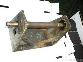 Ložiskové domečky + hřídel na brusku - 2