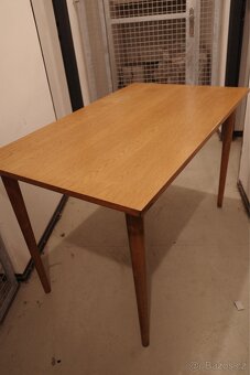dřevěný jídelní stůl - 2