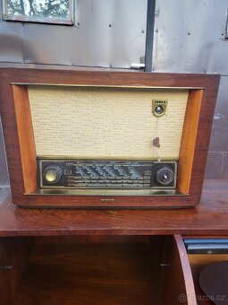 Gramofonová Skříňka s radiopřijímačem - 2