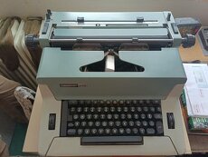 Elektrický psací stroj Robotron 242 - 2