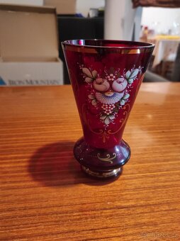Skleněná rubínová váza Bohemia, ručně malovaná - 2
