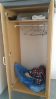 Prodám zachovalou šatní skříň - 2