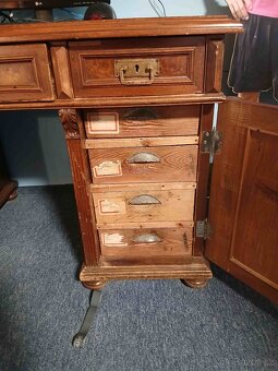 Prodám renovovaný historický psací stůl - 2