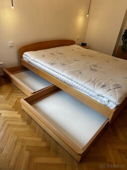 Manželská postel masiv s matracemi - 2