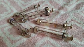 Staré skleněné injekční stříkačky - 2