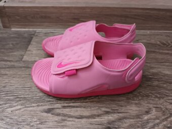Dívčí růžové sandále Nike, vel. 26 - 2
