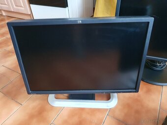 4x HP LP2275w (22palců) DVI a Display port výstup - 2