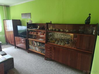 Obývací stěna, postel a skříně - 2