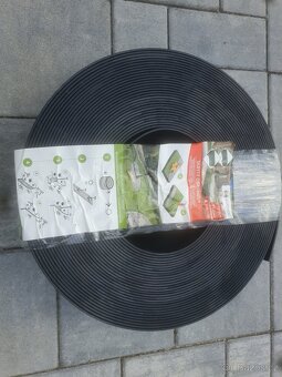 Plastový obrubník neviditelný 12,5 cm x 25 m černý - 2