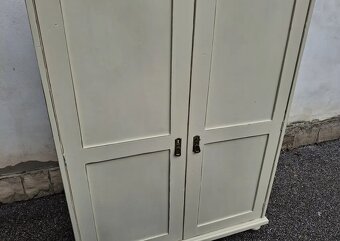 STAROŽITNÁ PŮLENÁ ŠATNÍ SKŘÍN PO CELKOVÉ RENOVACI - 2