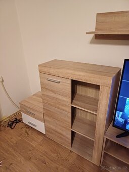 PRODÁM HEZKOU OBÝVACÍ STĚNU LEVANO DUB SONOMA
 - 2