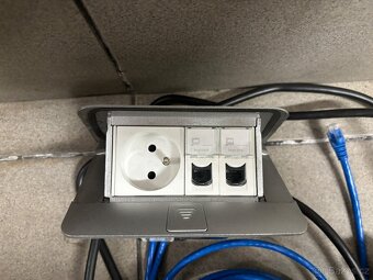 Elektrická zásuvka Pop-Up Legrand. - 2