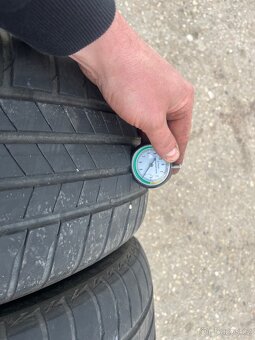 Pneu 215/55/17 - 2