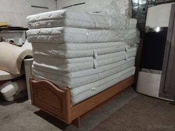 Moderní designová postel 180cm se dřeva s nočními stolky - 2