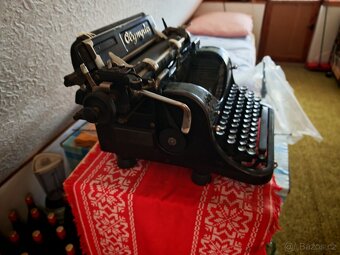 Psací stroj německé výroby značky OLYMPIA - 2