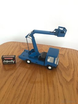 Retro kovové auto, plošina, jeřáb IGRA - 2