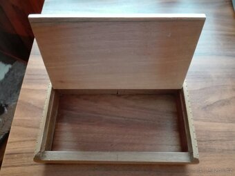 Retro dřevěná krabička - truhlička zdobená řezbou - 2