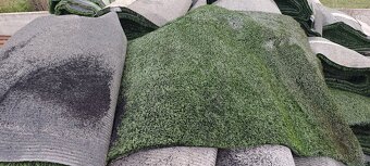 Fotbalový LUXUSNÍ kvalitní použity trávník 60mm. role má 35m - 2