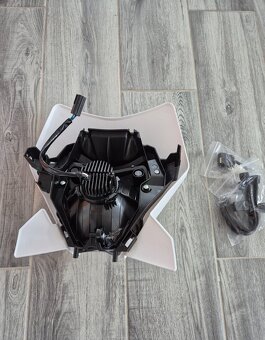 Prodám přední masku - bílou LED - 2