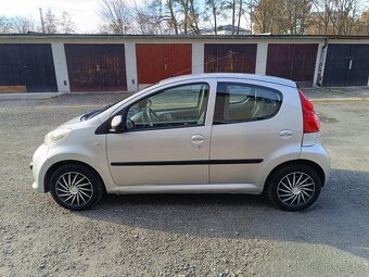 Peugeot 107 1.0 vvt-i, najeto 122 tis, klima, zánovní zimáky - 2