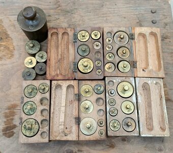 Dřevěné plošinové váhy a mosazná závaží - 2