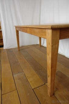 Dřevěný jídelní stůl - 2