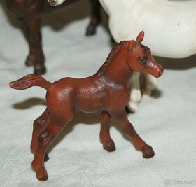 45. Koně zn. Schleich, Hanoverské hříbě, Pinto valach atd. - 2