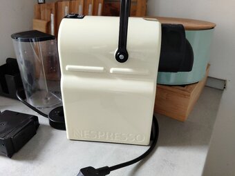 Kapslový kávovar Nespresso De'Longhi Inissia Creamy White - 2