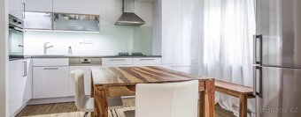 Pronájem moderního prostorného bytu 4+kk se zahradou u lesa - 2